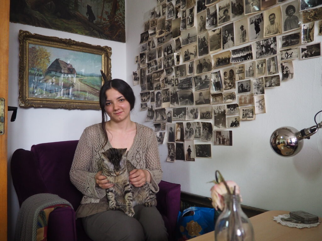 Beatrice cu motanul ei, George, în garsoniera sa din București