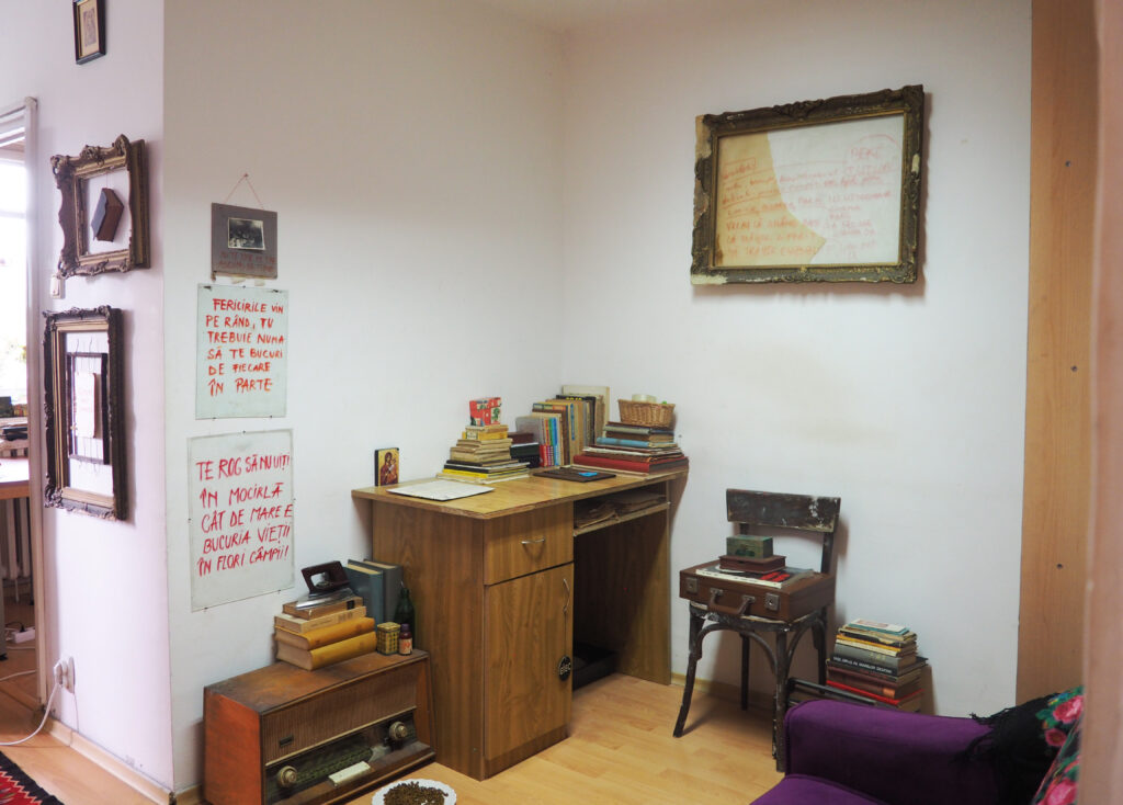 Biroul de lucru din garsoniera artistei