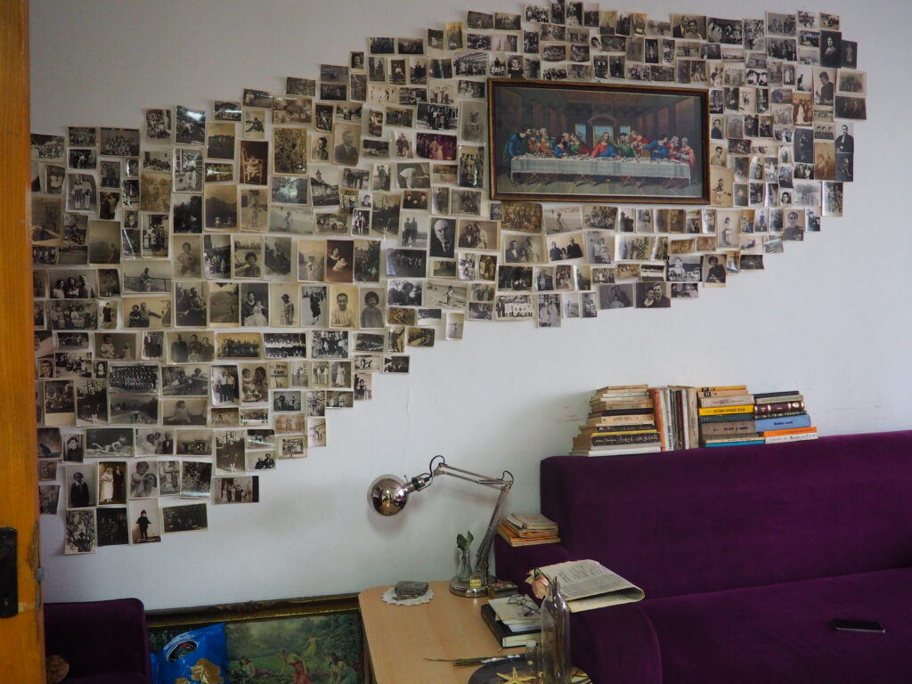 Peretele-galerie din garsoniera lui Beatrice