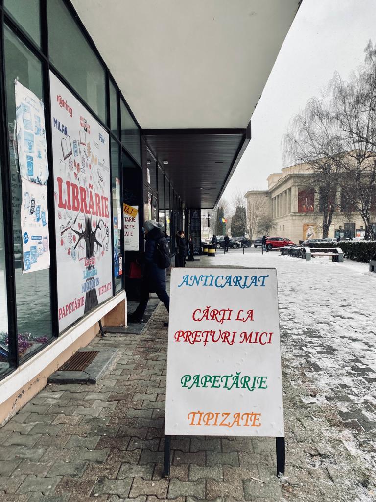 Intrarea în anticariatul din Piața Teatrului Dramatic Brașov