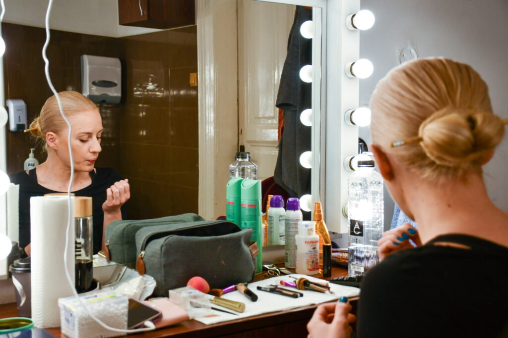 Diana Buluga, în culisele Teatrului Național Cluj-Napoca, înaintea spectacolului „Îmblânzirea scorpiei”