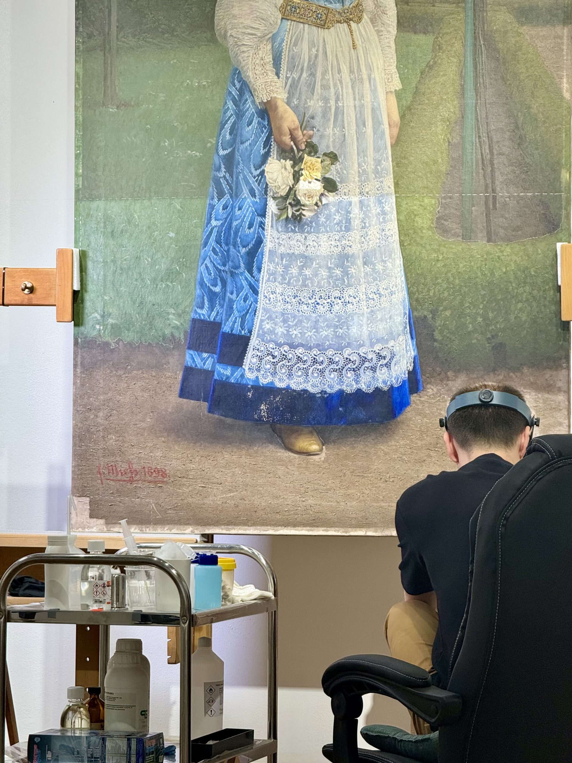 Radu Tătaru lucrând la restaurarea tabloului lui Friedrich Miess, „Portret de femeie în port săsesc (Portretul Friedei Teutsch)”