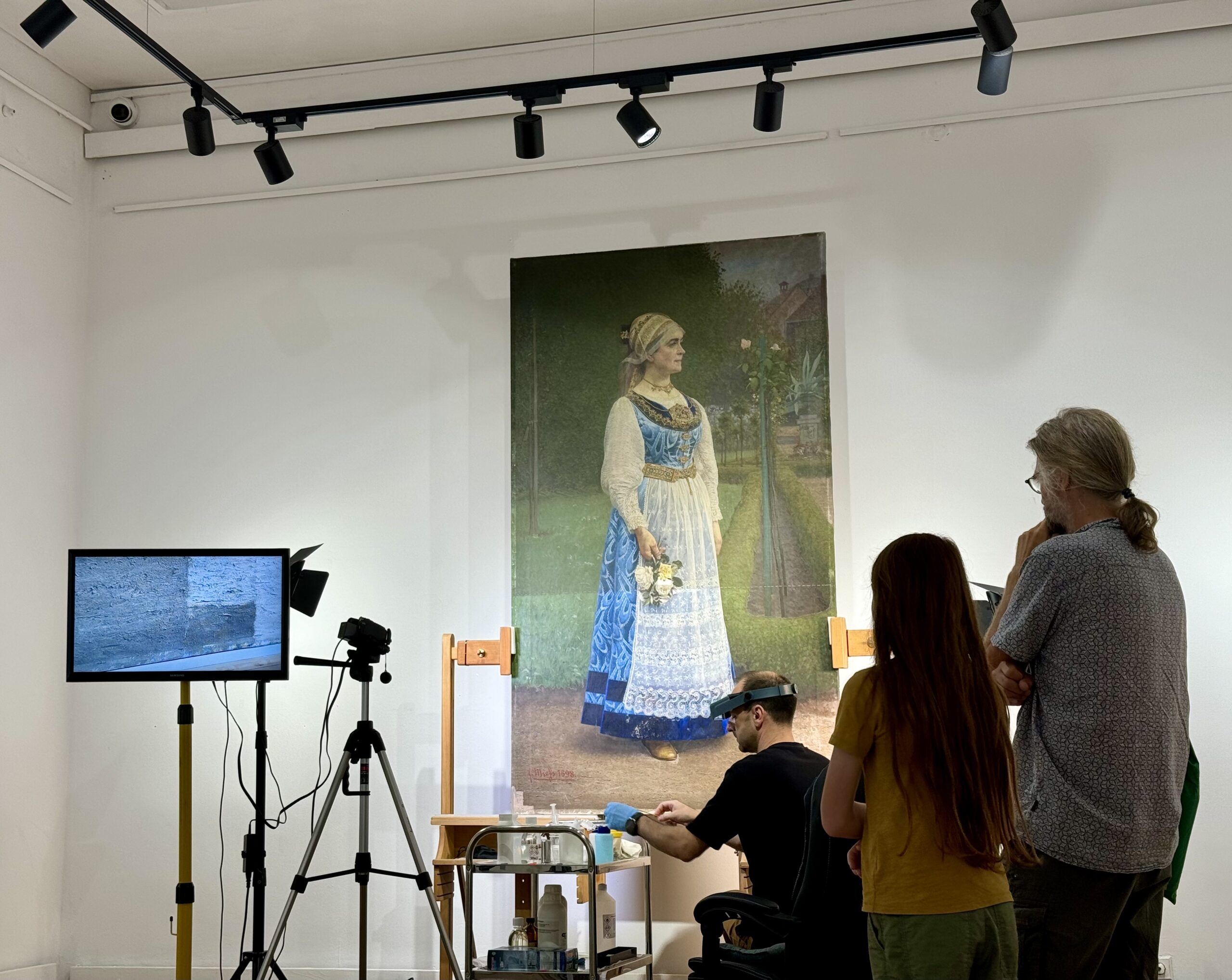 Publicul urmărind restaurarea live, în sala Muzeului de Artă