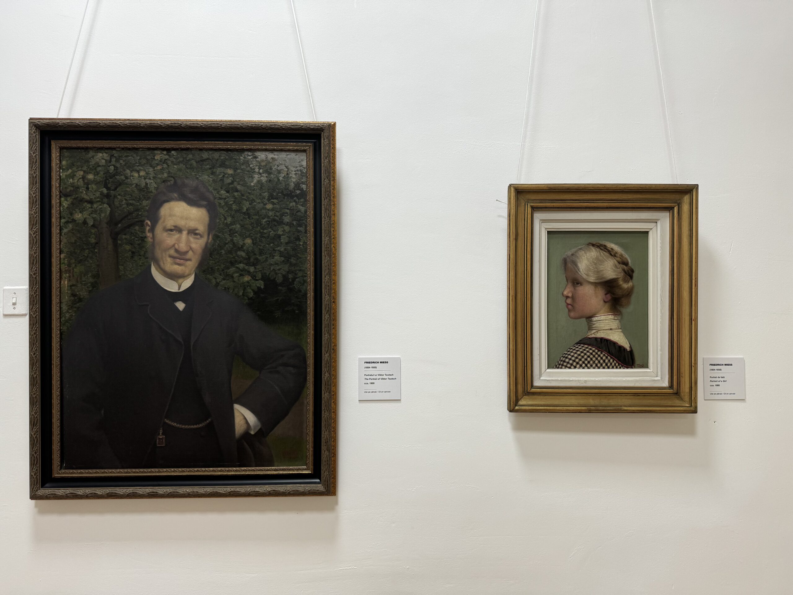 Două tablouri ale lui Friedrich Miess din expoziția permanentă a Muzeului de Artă Brașov, „Portretul lui Viktor Teutsch” (stânga) și „Portret de fată” (dreapta)